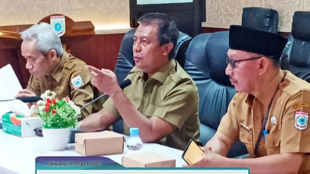 Bupati KSB Amar Nurmansyah (tengah) memimpin rapat penyusunan kebutuhan ASN tahun 2026 di ruang rapat Gili Kenawa Setda KSB, Selasa (31/3).
