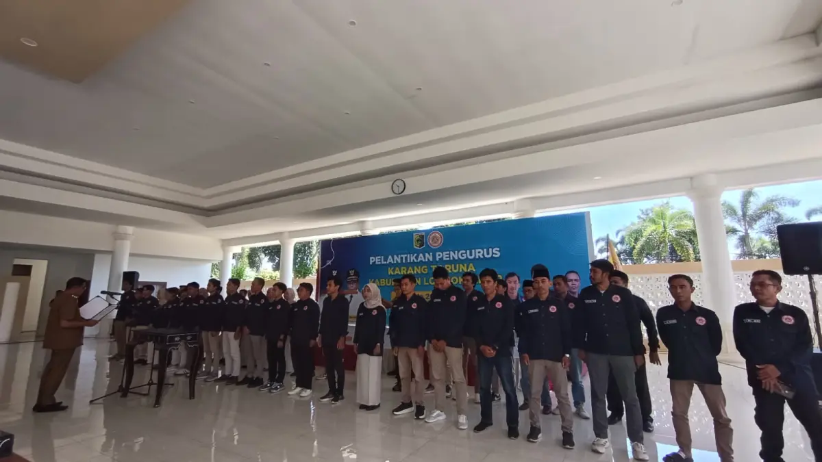 Bupati Lombok Timur Haerul Warisin saat melantik pengurus karang taruna Lombok Timur periode 2026-2031. 