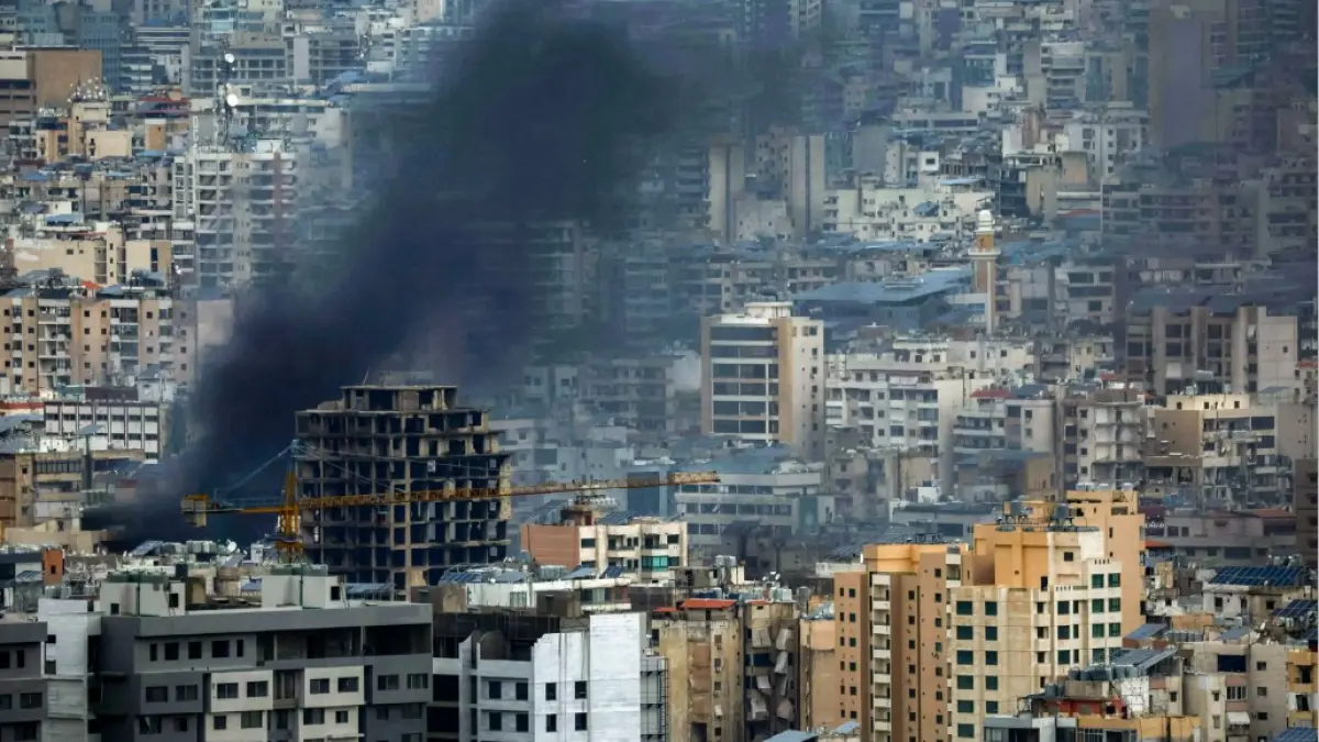 DIBOM ISRAEL: Asap mengepul dari lokasi serangan udara Israel di pinggiran selatan Beirut, Lebanon pada Senin (30/3). (IBRAHIM AMRO / AFP)