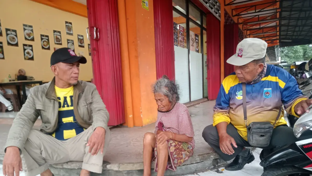 GELANDANGAN PENGEMIS: Satgas Dinas Sosial Mataram saat menertibkan gepeng di pusat perbelanjaan, Rabu (1/4).