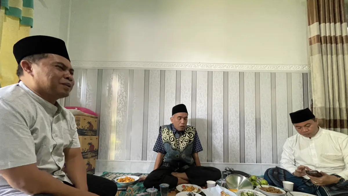 HANGAT SILATURAHMI: Ketua DPC Partai Gerindra Kota Mataram Abd Rachman ketika menghadiri undangan silaturahmi syawal dengan sejumlah tokoh NW, Kamis (26/3). 
