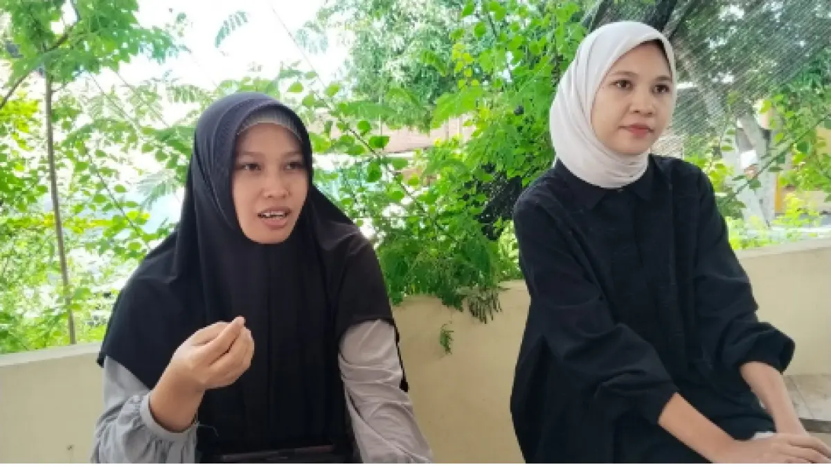 Jamiatul Munawarah (jilbab hitam) dan Baiq Restu Tunggal Kencana ketika dimintai keterangan setelah diperiksa penyidik di Polres Lombok Tengah, Selasa (31/3).