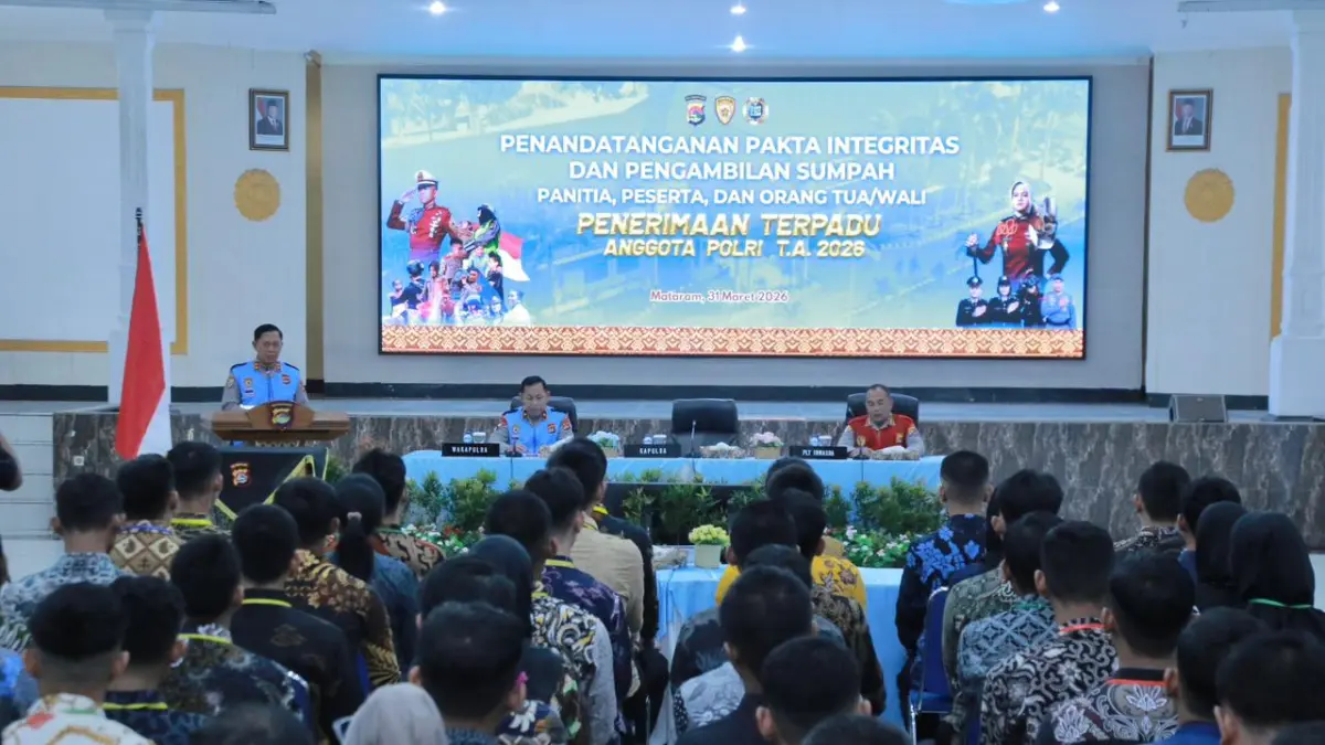 Kapolda NTB Irjen Pol. Edy Murbowo memimpin langsung upacara penandatanganan pakta integritas dan pengambilan sumpah panitia seleksi penerimaan terpadu anggota Polri Tahun Anggaran 2026 di Gedung Sasana Dharma Polda NTB, Selasa (31/3).