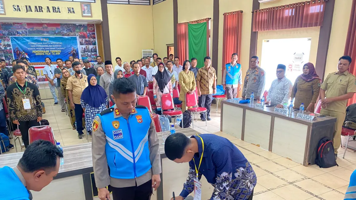 Kapolres Lombok Utara AKBP Agus Purwanta menyaksikan penandatanganan pakta integritas peserta yang ikut rekrutmen anggota Polri.