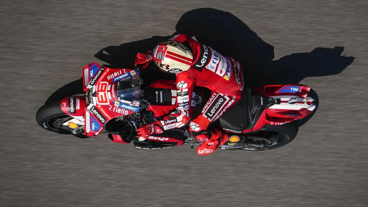 Marc Marquez sebut hanya Bezzecchi bisa kalahkan dirinya usai MotoGP AS 2026. Persaingan Ducati vs Aprilia makin panas musim ini.