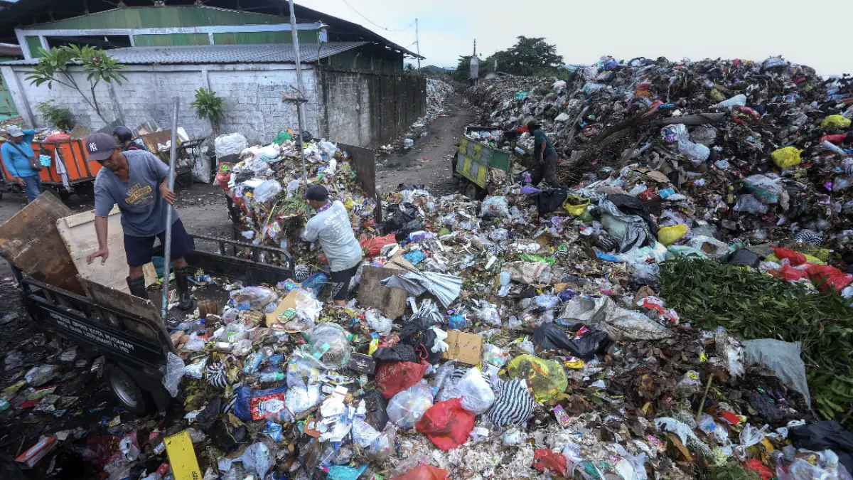 MENUMPUK: Petugas kebersihan saat memilah sampah di gunungan sampah TPS Sandubaya beberapa waktu lalu. 