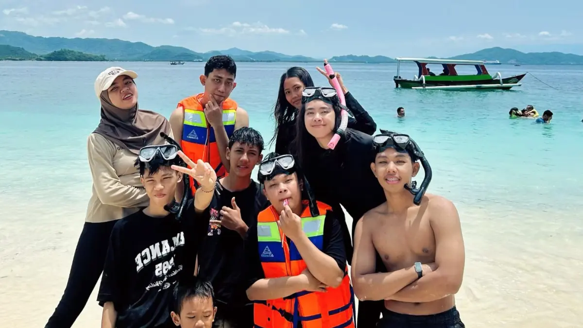 MENYENANGKAN: Sejumlah wisatawan bersama keluarganya asik bermain di pesisir Pantai Gili Nanggu, Sekotong. (DOK/LOMBOK POST)