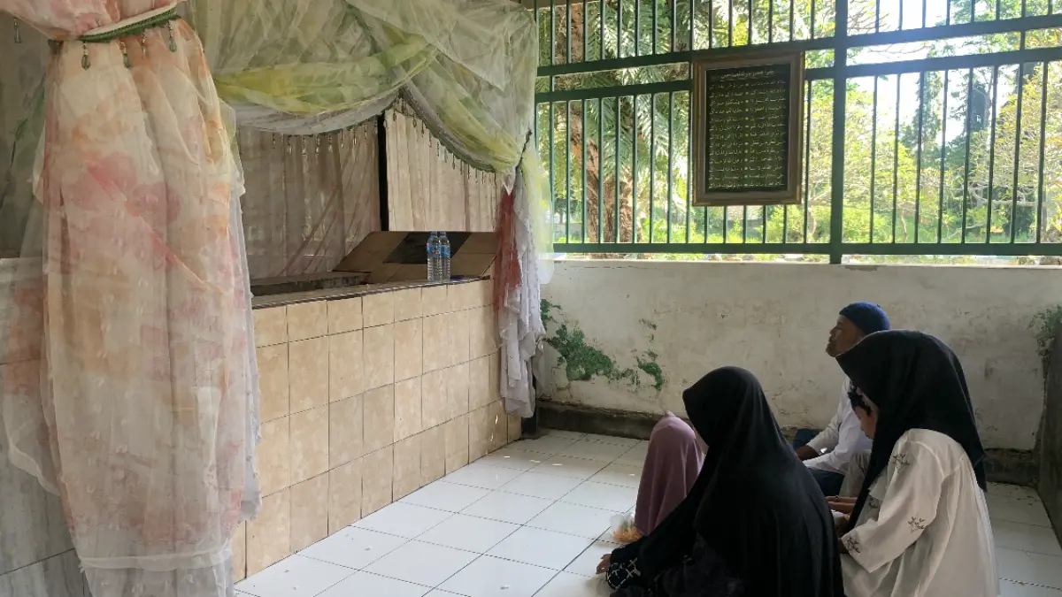 PENYEBAR SYIAR: Keluarga yang sedang melakukan ziarah makam di Makam Bintaro saat lebaran topat, beberapa waktu lalu. 