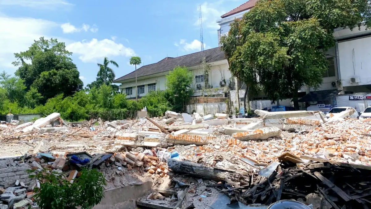 Puing-puing Gedung Wanita yang dirobohkan pihak pemenang sengketa di jalan Udayana, Kota Mataram, Selasa (31/3).