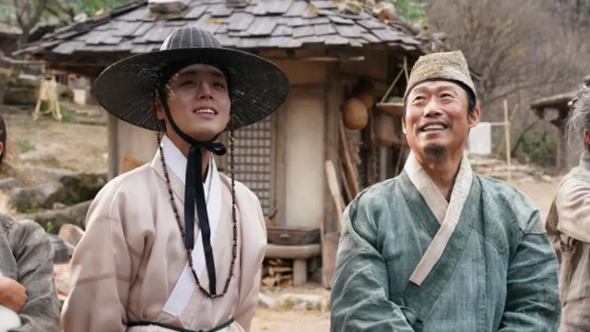 Raja Danjong Lee Hong-wi dan Eom Heung-do dari film The Man Who Lives with a King. (Showbox)