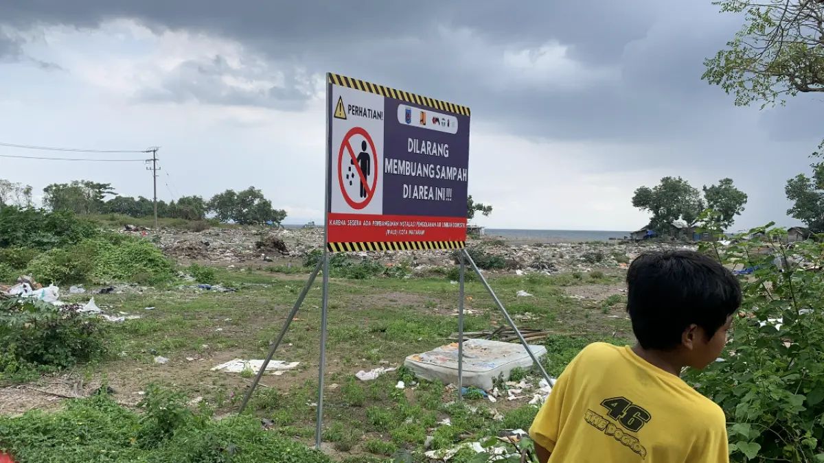 RENCANA PEMBANGUNAN: Seorang anak sedang berdiri di pinggir lahan rencana pembangunan SPALDT, beberapa waktu lalu. 