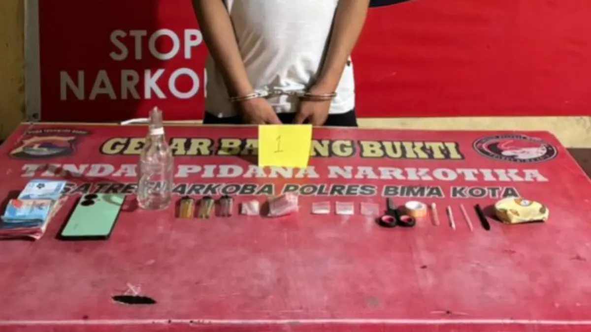 Satresnarkoba Polres Bima Kota mengamankan barang bukti sabu dan lainnya dari tangan YU, Selasa (31/3).