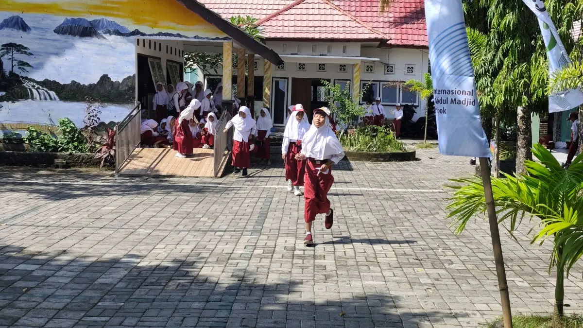 Sejumlah murid sedang bermain di halaman sekolah saat jam istirahat, beberapa waktu lalu. Saat ini sekitar 107 sekolah diisi pelaksana tugas kepala sekolah di Lombok Tengah.