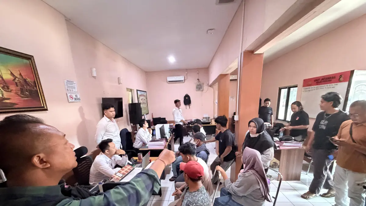 Sejumlah terduga pelaku pengeroyokan yang menyebabkan orang meninggal dunia diamankan ke Mapolresta Mataram, Senin (30/3).