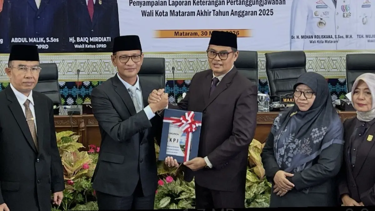 SIMBOLIK: Wali Kota Mataram Mohan Roliskana secara simbolik menyerahkan dokumen LKPJ 2025 pada Ketua DPRD Kota Mataram Abdul Malik, dalam rapat paripurna, Senin (30/3). 
