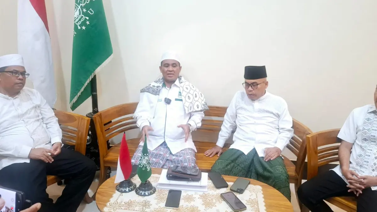 Ketua PWNU NTB Prof Masnun Tahir (dua dari kiri) didampingi Wakil Ketua PWNU NTB HK Lalu Winengan (dua dari kanan), Sekretaris PWNU NTB Lalu Daud Nurjadi (paling kanan) dan Katib Syuriah PWNU NTB Prof Adi Fadli (paling kiri). PWNU NTB menyatakan kesiapan jadi tuan rumah Muktamar NU ke-35.(UMAR/LOMBOK POST )
