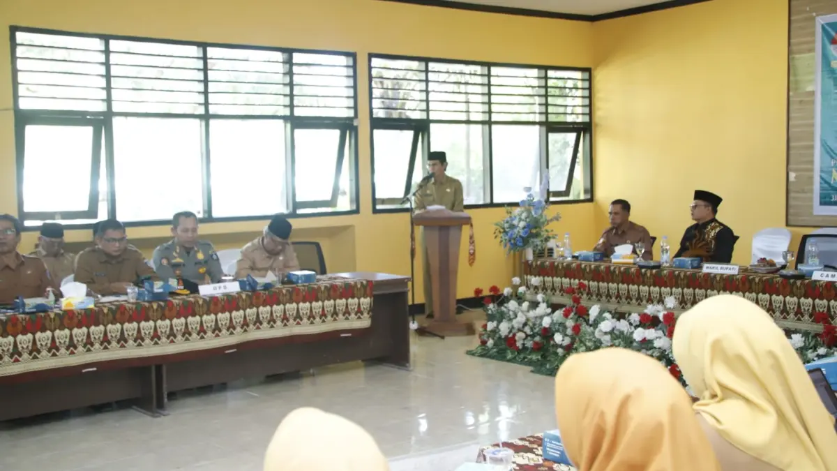 TENTUKAN PRIORITAS: Wakil Bupati Lombok Tengah M Nursiah berikan sambutan dalam kegiatan Musrenbang RKPD 2027 di kantor Camat Praya Barat, Selasa (31/3).
