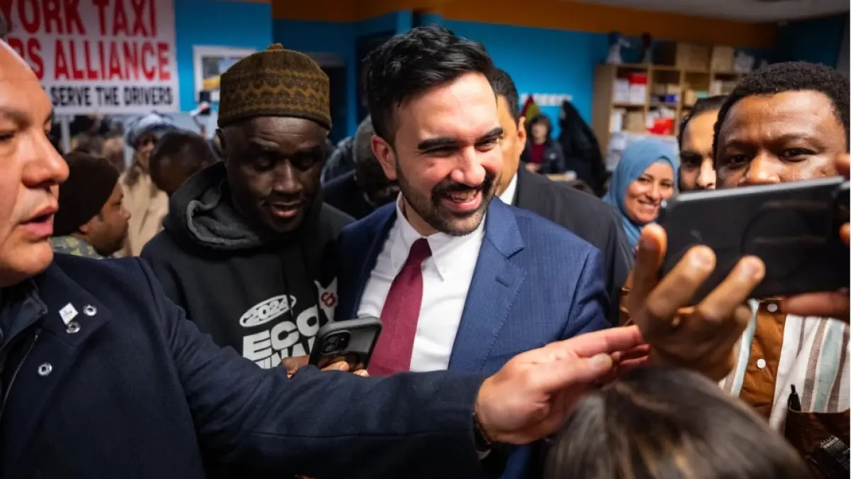 Wali Kota Zohran Mamdani bersama masyarakat dalam sebuah acara di New York Taxi Workers Alliance pada Rabu, 18 Maret 2026. (Foto: AP)