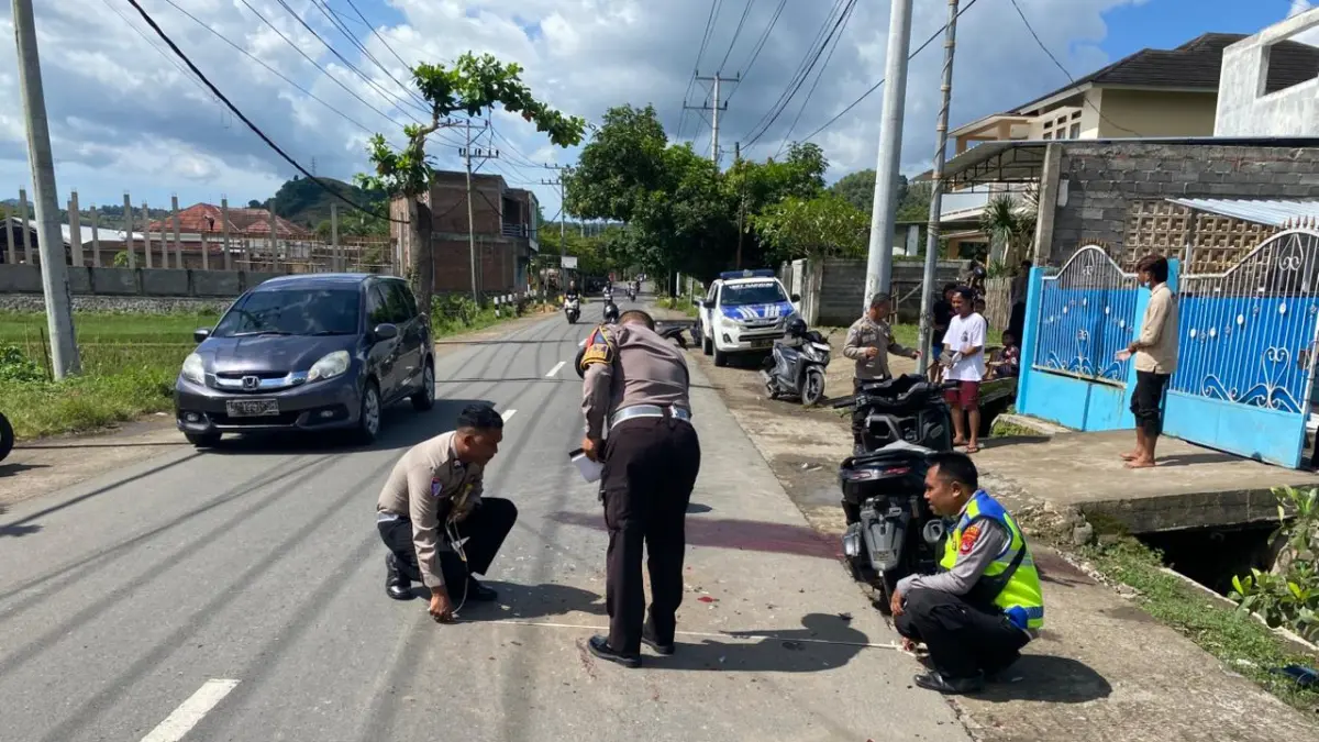 Anggota Satlantas Polres Bima Kota melakukan olah TKP kecelakaan di Jalan Gajah Mada, Kelurahan Rabadompu Barat, Kecamatan Raba, Kota Bima, Selasa (31/3).