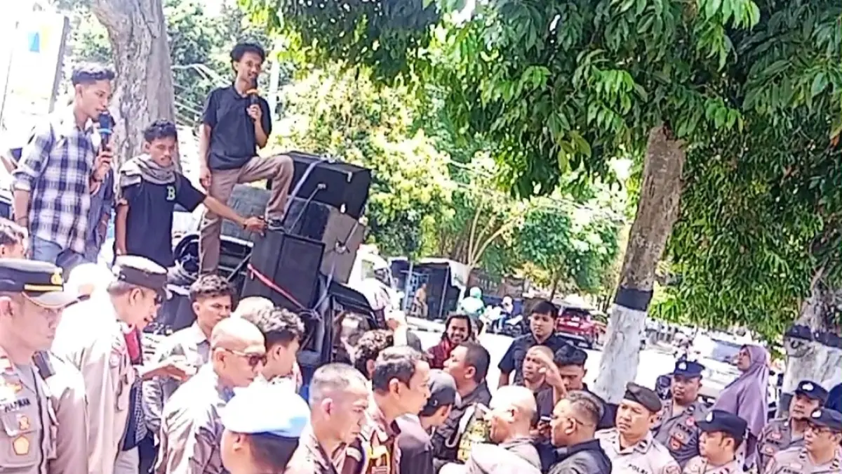 Aparat kepolisian dan TNI meredam aksi mahasiswa yang sempat ricuh di Kejati NTB, Kamis (2/4).