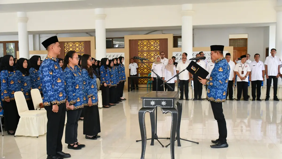 Bupati Lotim Haerul Warisin saat mengambil sumpah jabatan 94 orang CPNS di Lotim di Lingkup Pemkab Lotim.