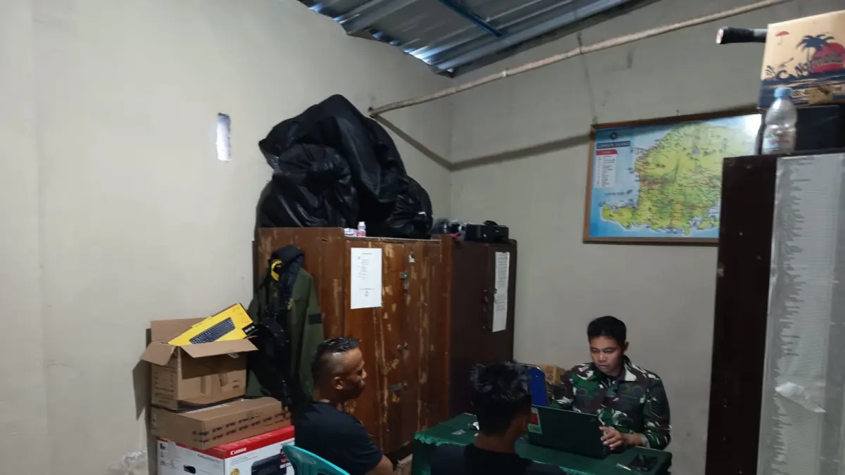 Dua orang terduga pemakai dan pengedar narkoba saat dimintai keterangan di Kodim 1615/Lotim sebelum diserahkan ke Polres Lotim.