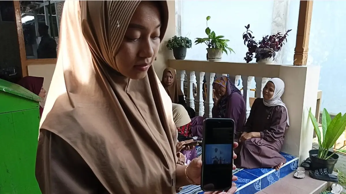 DUKA TAK TERKIRA: Hanadita Anjani, istri Sertu M. Nur Ichwan menunjukkan foto sang suami kemarin (1/4). Nur Ichwan gugur di Lebanon setelah mobil dinas yang dinaiki meledak Senin (30/3) lalu. (JAWA POS)