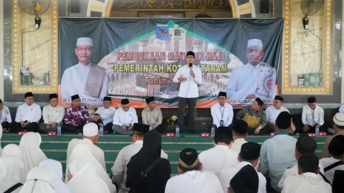 IBADAH HAJI: Wali Kota Mataram Mohan Roliskana saat memberi sambutan di acara pembukaan manasik haji. 