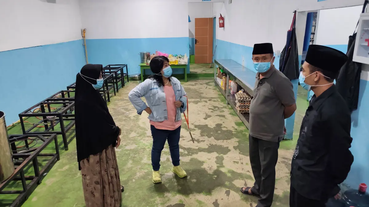 Juru Bicara BGN RI Dian Islamiati Fatwa saat sidak ke dapur SPPG Yayasan Gerakan Arah Bersama di Desa Bunut Baok, Praya, Lombok Tengah, belum lama ini.