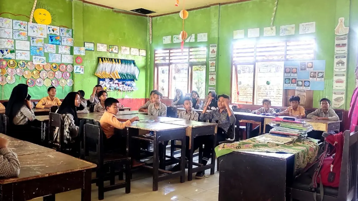 Kegiatan belajar mengajar di salah satu sekolah di Lombok Utara. (HABIBUL ADNAN/LOMBOK POST)