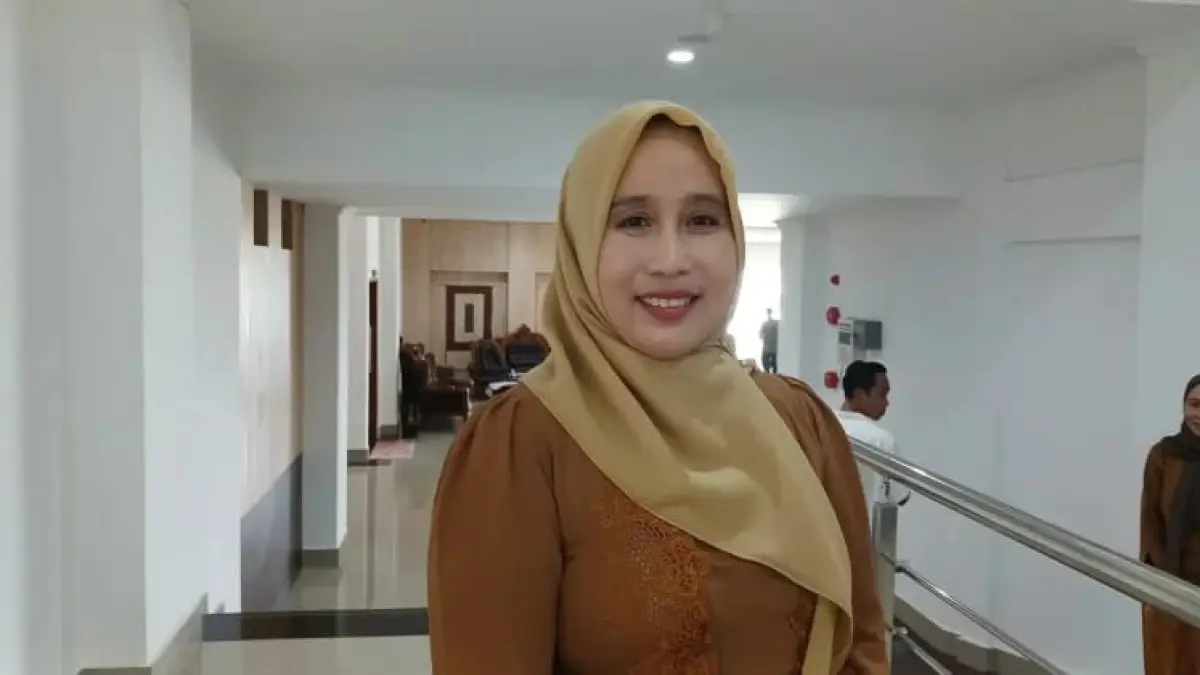 Kepala Dinas Penanaman Modal dan Pelayanan Terpadu Satu Pintu (DPMPTSP) KLU Evi Winarni. (HABIBUL ADNAN/LOMBOK POST) 