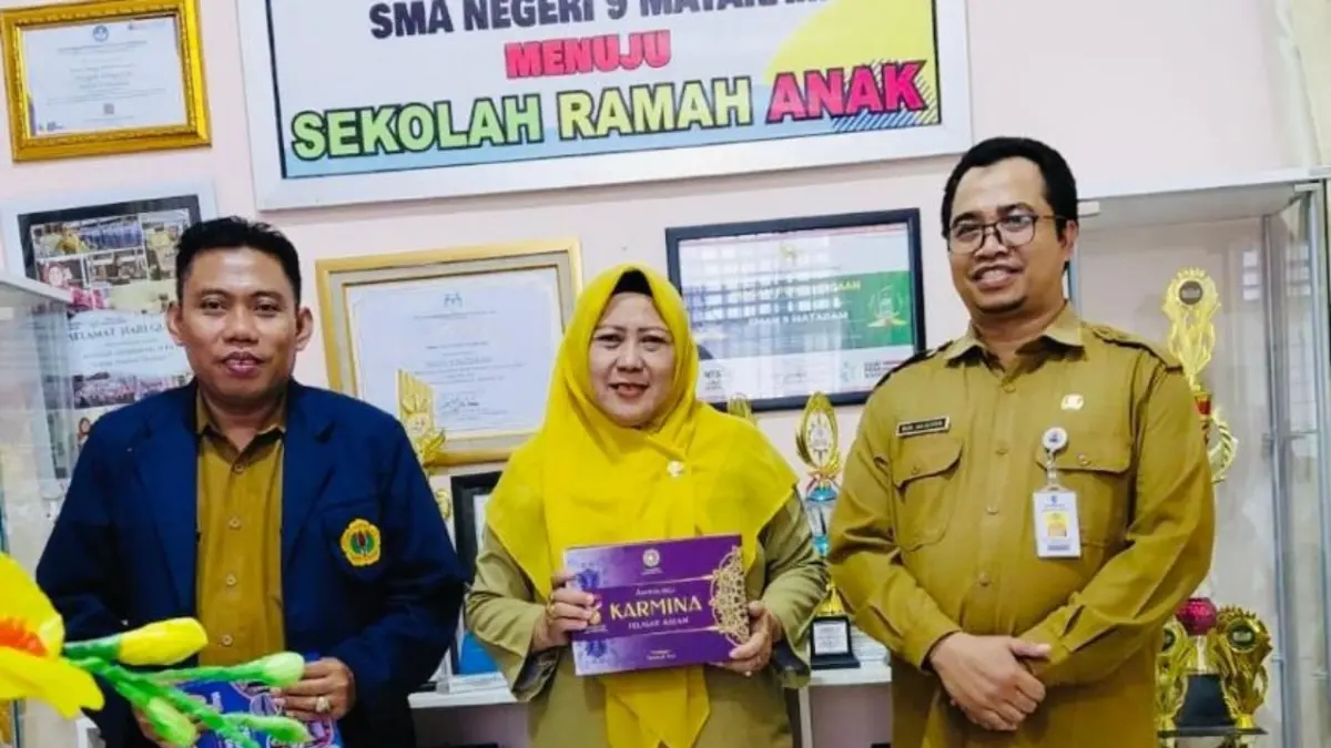 Kepala SMAN 9 Mataram, Ibu Nengah Istiqomah, M.Pd, menerima tim riset digitalisasi sekaligus dukungan dari Telkomsel.