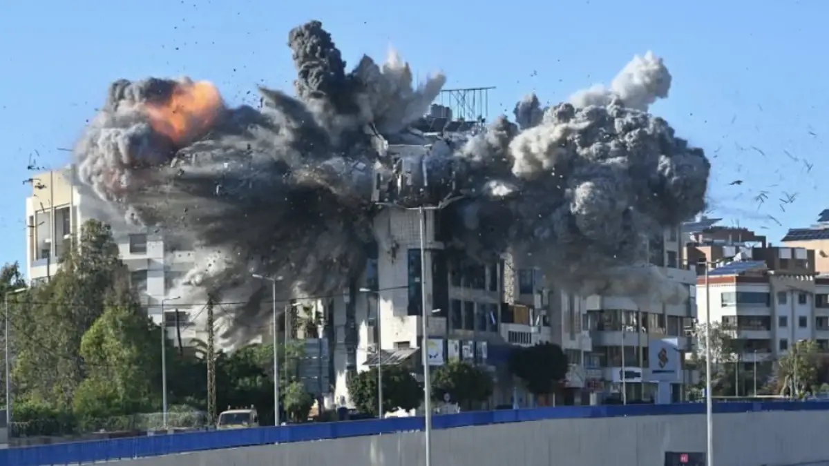 Ledakan terjadi di sebuah gedung Lebanon yang diserang oleh Israel.  
