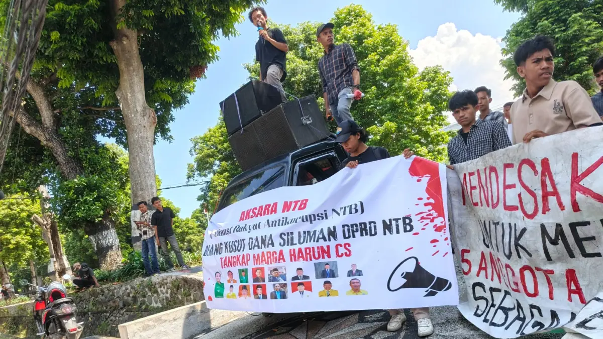 Mahasiswa yang tergabung dalam Aksara NTB menggelar aksi menuntut 15 anggota DPRD penerima gratifikasi ditetapkan tersangka di Kejati NTB, Kamis (2/4).