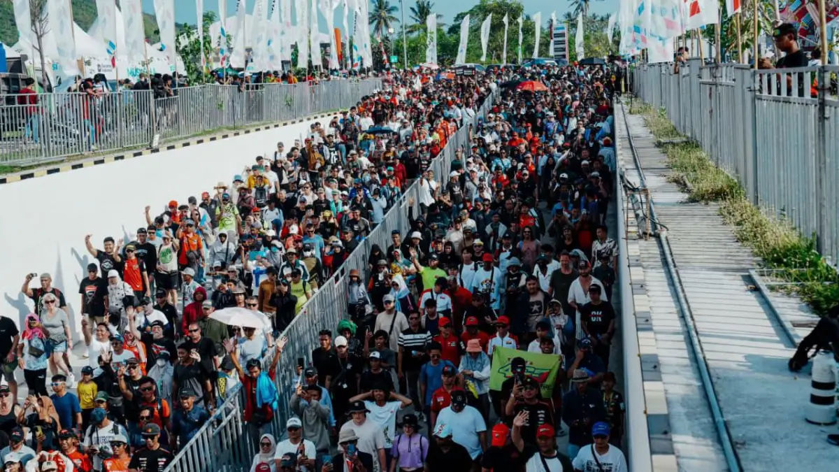 MOTOGP: Ratusan ribu penonton usai menyaksikan ajang MotoGP Mandalika 2025 di Sirkuit Internasional Mandalika, Lombok Tengah. (Dewi/Lombok Post)
