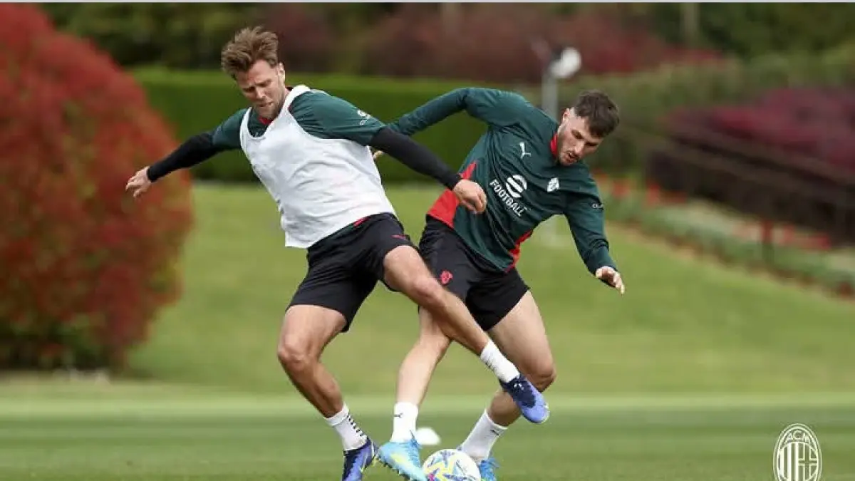 Niclas Fullkrug dan Santiago Gimenez, dua striker AC Milan berlatih bersama di Milanello. (Istimewa) 