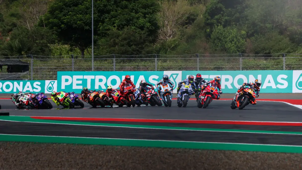 Para pembalap adu cepat di atas lintasan dalam ajang MotoGP Mandalika 2025. (DOK/LOMBOK POST)
