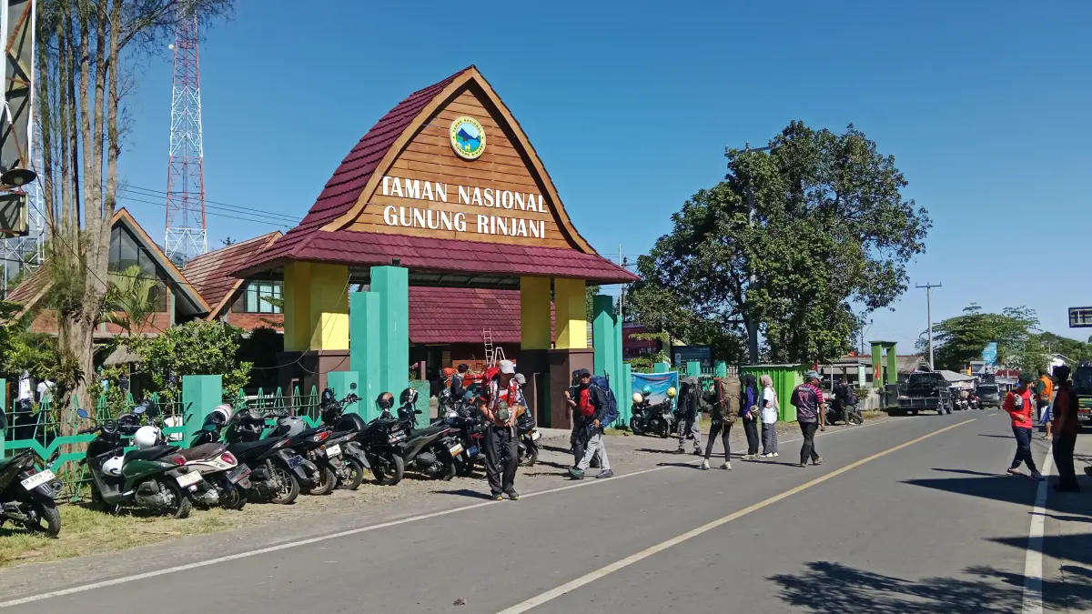 Pendaki saat melakukan registrasi di resort Sembalun pada hari pertama pembukaan pendakian Gunung Rinjani.