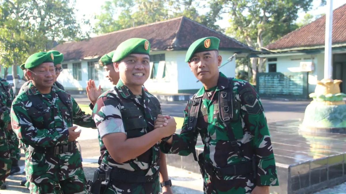 PENUH SENYUM: Komandan Kodim 1620/Lombok Tengah Letkol Arm Karimmuddin Rangkuti memimpin acara Korps Raport kenaikan pangkat periode 1 April 2026 anggota, Kamis (2/4). 