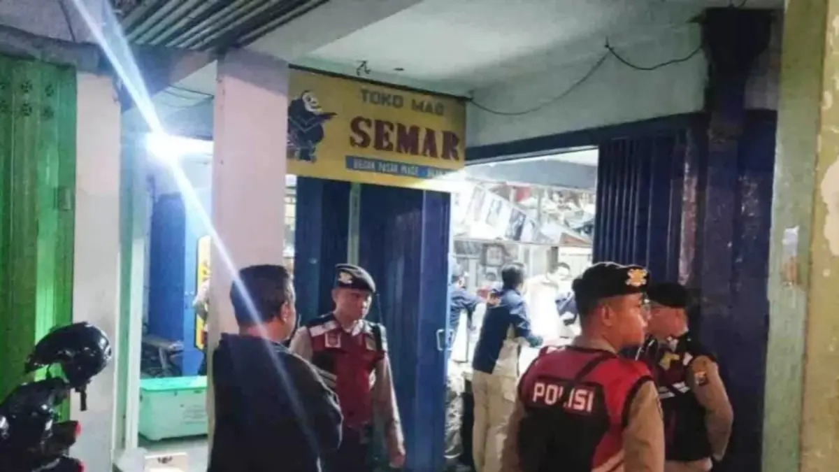 Penyidik Dittipideksus Bareskrim Polri saat menggeledah Toko Emas Semar di Nganjuk. (Dok. Radar Nganjuk)