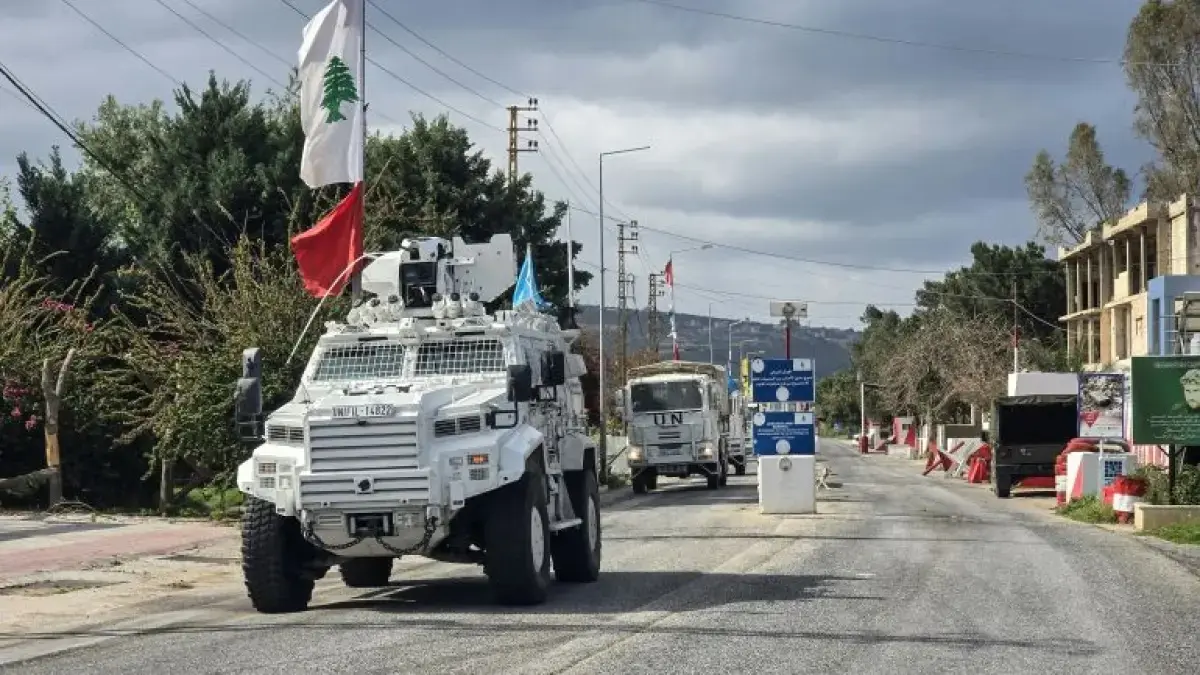 Personel United Nations Interim Force in Lebanon (UNIFIL) melintas di dekat pos militer Lebanon di Naqoura, Lebanon selatan, 27 Maret (Al Jazeera)