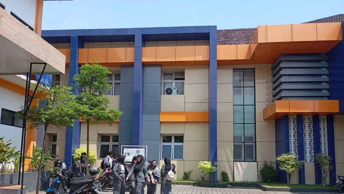 PUNYA KETERAMPILAN: Sejumlah siswa SMKN 4 Mataram saat pulang sekolah, Rabu (1/4).