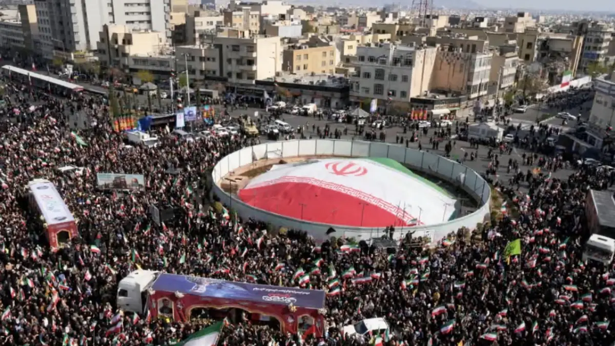 Rakyat Iran dalam aksi dukungan pada pemerintah melawan AS. (The Guardian)