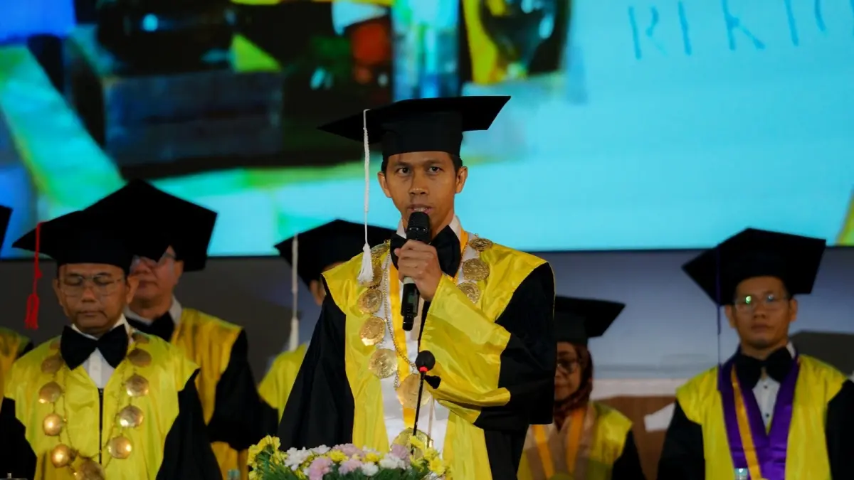 Rektor Unram Prof. Dr. Sukardi memberikan sambutan pada acara wisuda di Gedung Auditorium M. Yusuf Abu Bakar, Rabu (1/4). Unram wisuda 1.803 mahasiswa, Rektor tekankan lulusan berdampak bagi masyarakat.