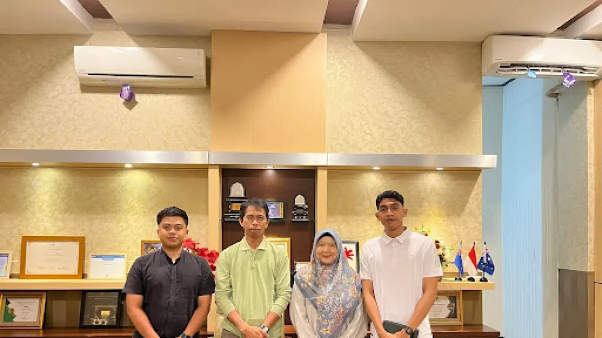 Rektor Unram Prof Sukardi foto bersama koordinator Prodi Pendidikan Profesi Apoteker di ruang kerjanya, beberapa waktu lalu.