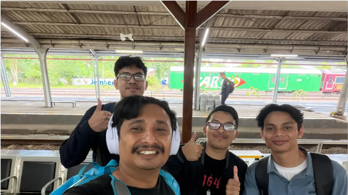 SEBAR MOTIVASI: Imam Santoso dan tiga mahasiswa ITB yang dia ajak mudik ke kampung halamannya di Ambulu, Jember. (IMAM SANTOSO UNTUK RADAR JEMBER GRUP JAWA POS)