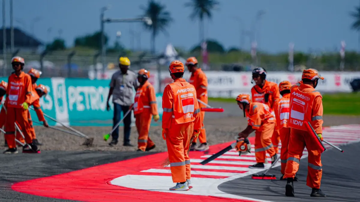 Sejumlah marshal membersihkan area Kerb di lintasan Sirkuit Internasional Mandalika, Lombok Tengah, belum lama ini.