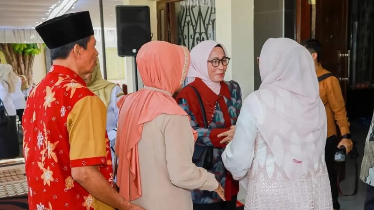 SILATURAHMI: Warga halalbihalal dengan Ketua Dharma Wanita Kota Mataram Lale Rasminingsih Alwan Basri, Rabu (1/4). 