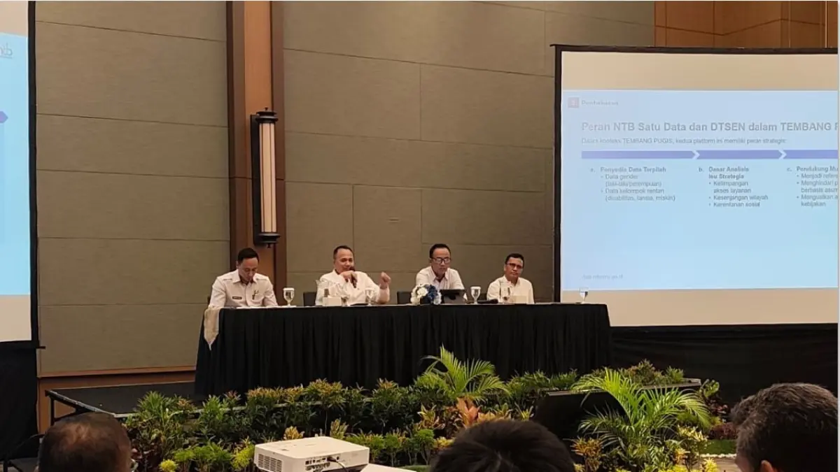 TEMBANG PUGIS: Kepala Dinas Kominfotik NTB sekaligus Juru Bicara Pemprov NTB Dr Ahsanul Khalik (dua dari kiri) saat membuka lokakarya di Prime Park Hotel Mataram, Rabu (1/4). (KOMINFOTIK NTB/LOMBOK POST)