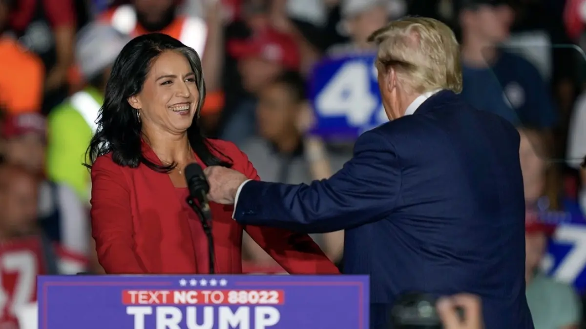Tulsi Gabbard dan Donald Trump. 